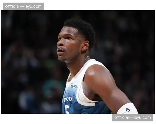 爱德华兹带膝伤突破抛投反超比分，森林狼末节首次领先关键球